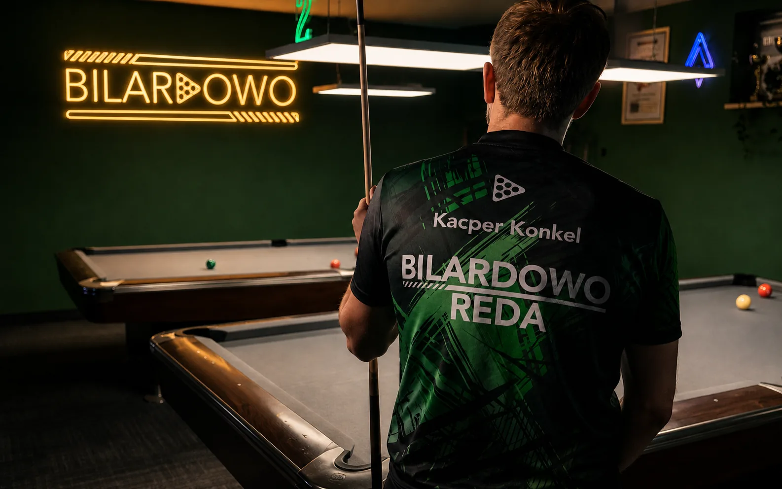 Gracz Bilardowo Reda przy profesjonalnym stole bilardowym